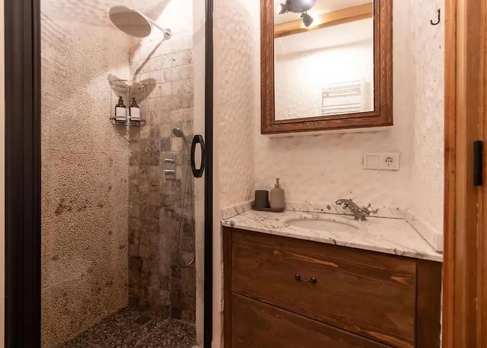 Authentic 1br W Private Patio In Hype Cihangir *