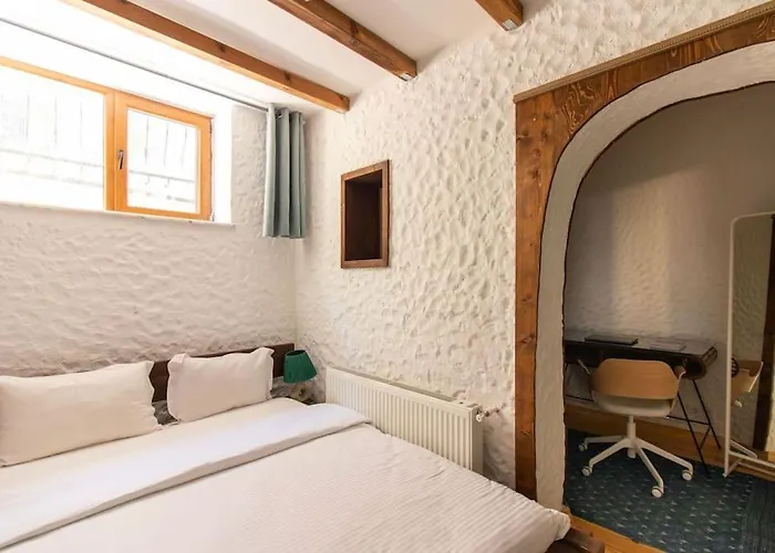 Authentic 1br W Private Patio In Hype Cihangir Apartmán