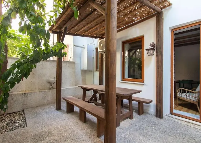 Апартаменты Authentic 1br W Private Patio In Hype Cihangir Стамбул